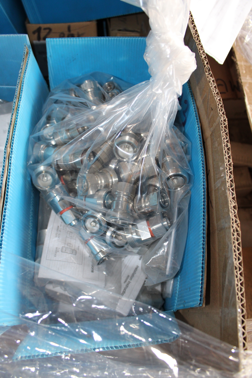 Vegyes kábelek és szerelési anyagok 9