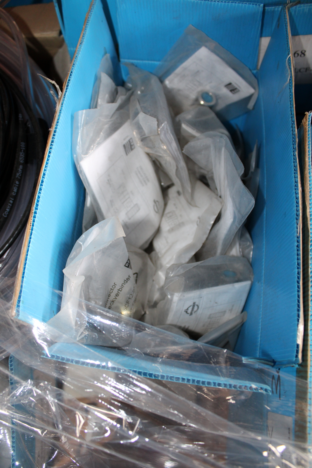 Vegyes kábelek és szerelési anyagok 10