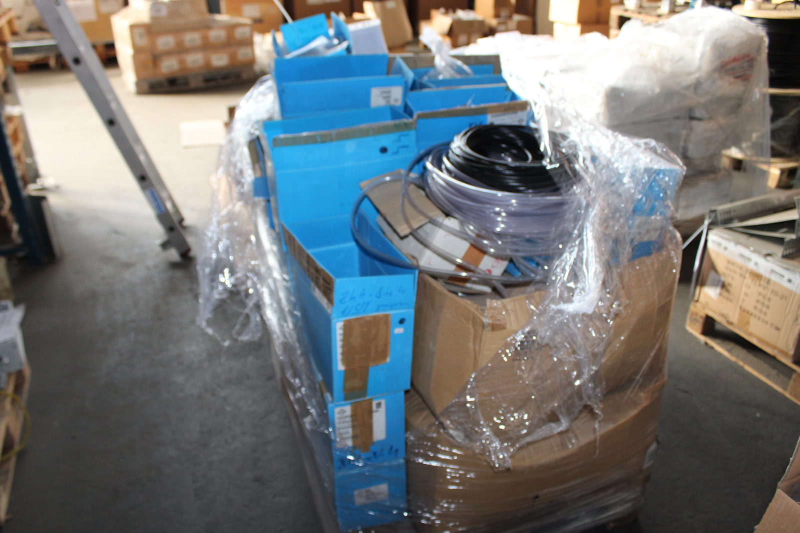 Vegyes kábelek és szerelési anyagok 14