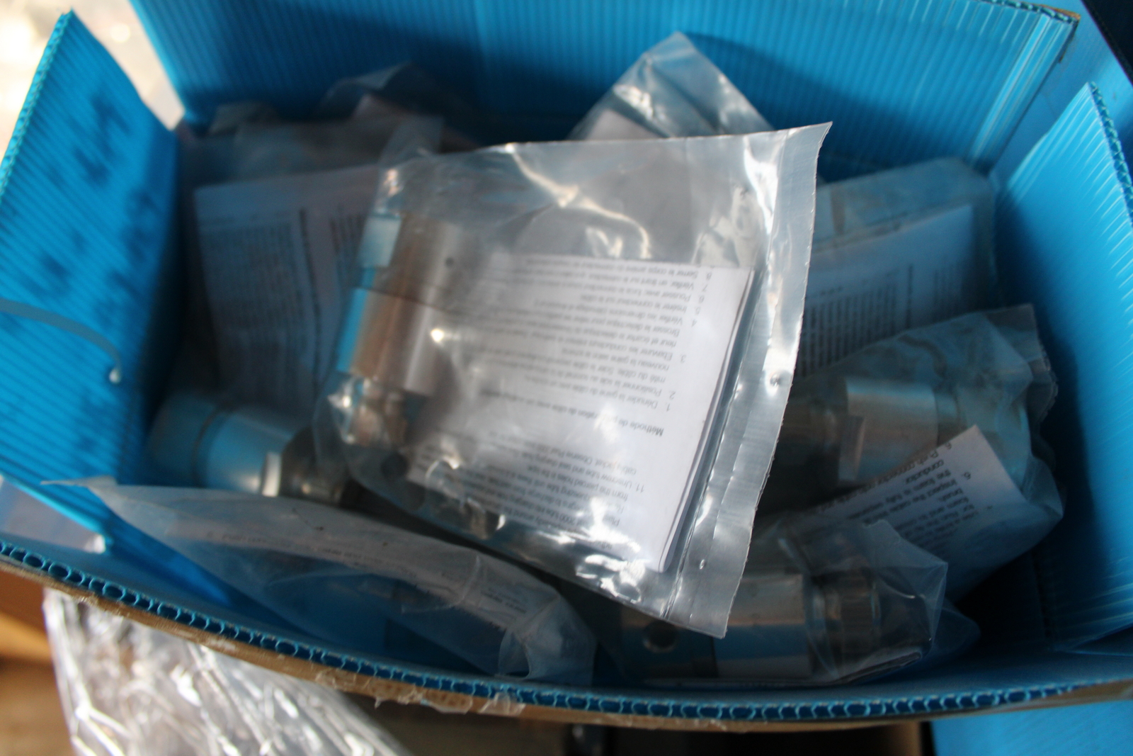 Vegyes kábelek és szerelési anyagok 16