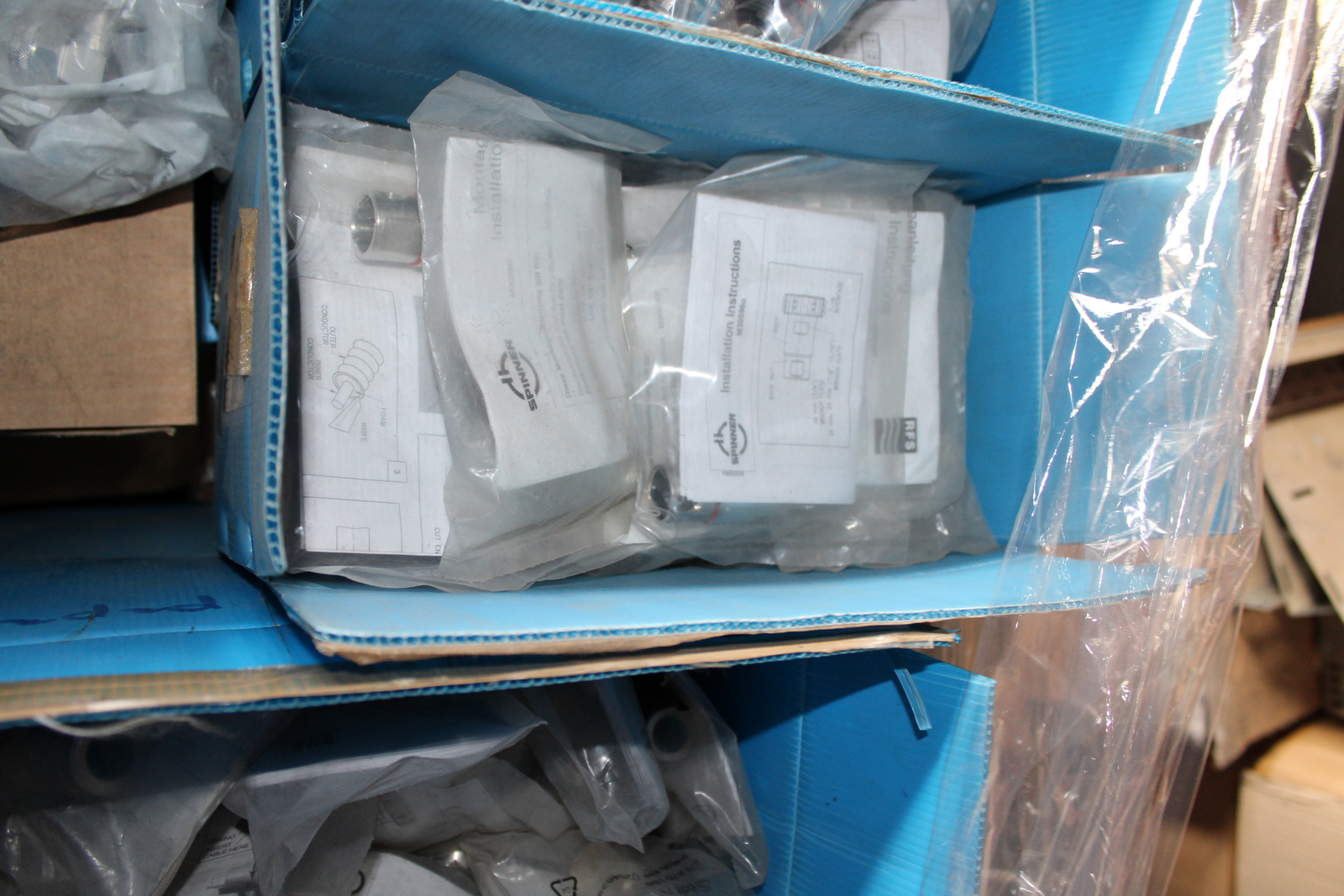 Vegyes kábelek és szerelési anyagok 17