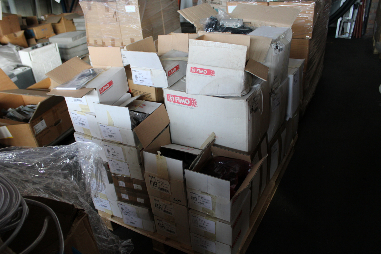 Vegyes kábelek és szerelési anyagok 18