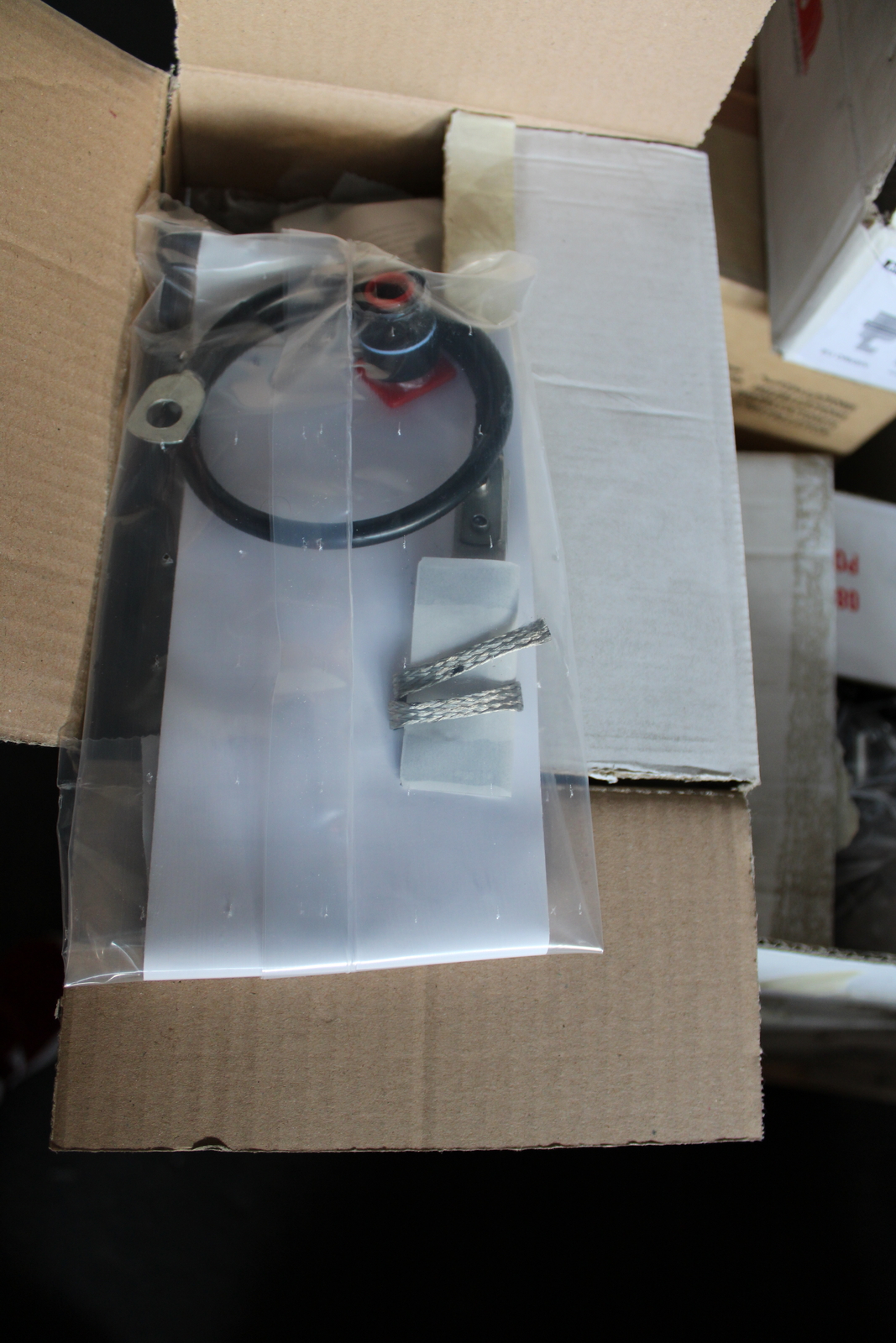 Vegyes kábelek és szerelési anyagok 19