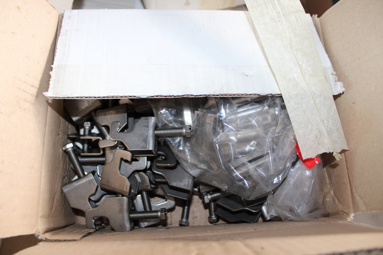 Vegyes kábelek és szerelési anyagok 20