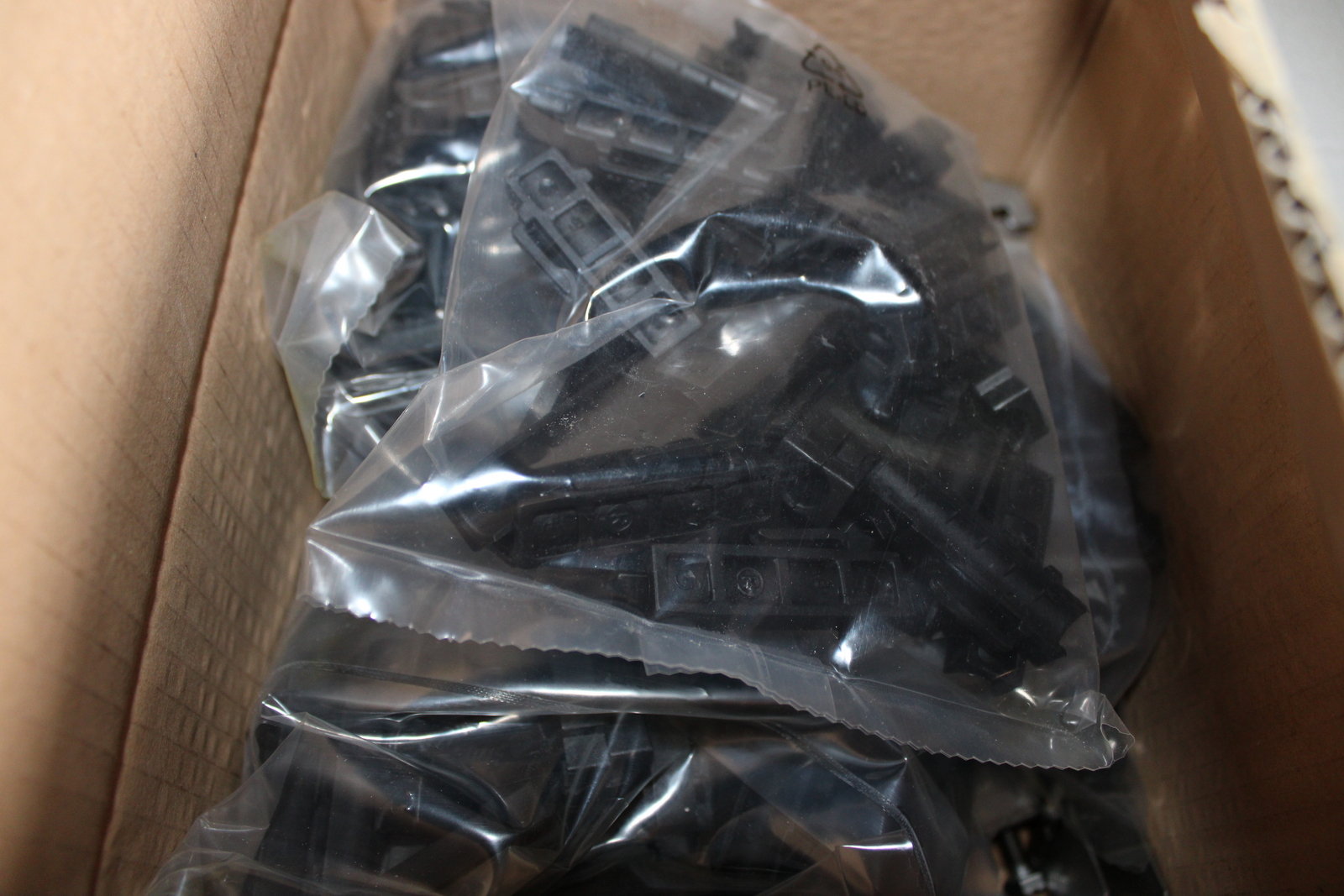 Vegyes kábelek és szerelési anyagok 21