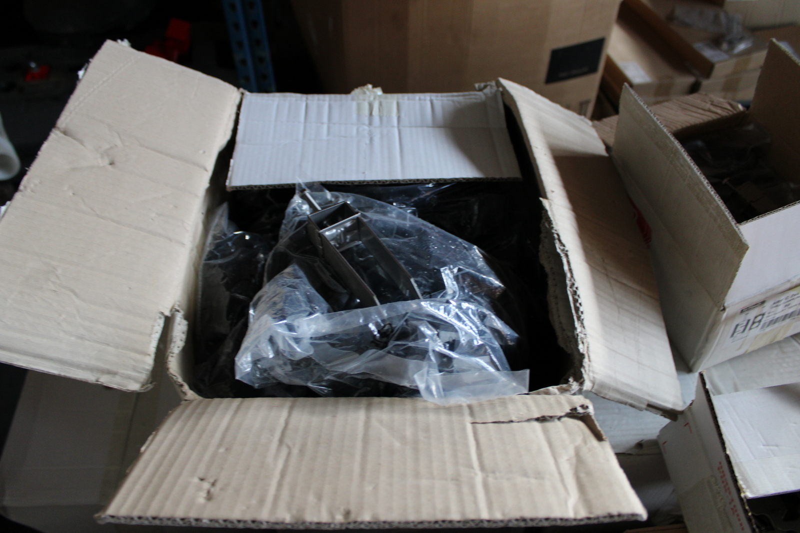 Vegyes kábelek és szerelési anyagok 22