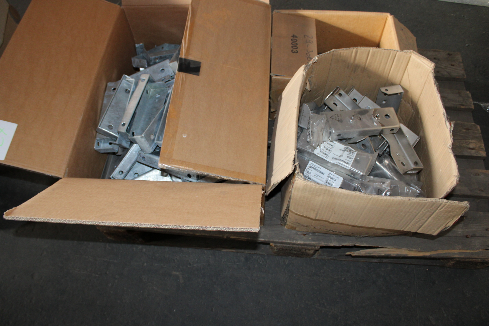 Vegyes kábelek és szerelési anyagok 23