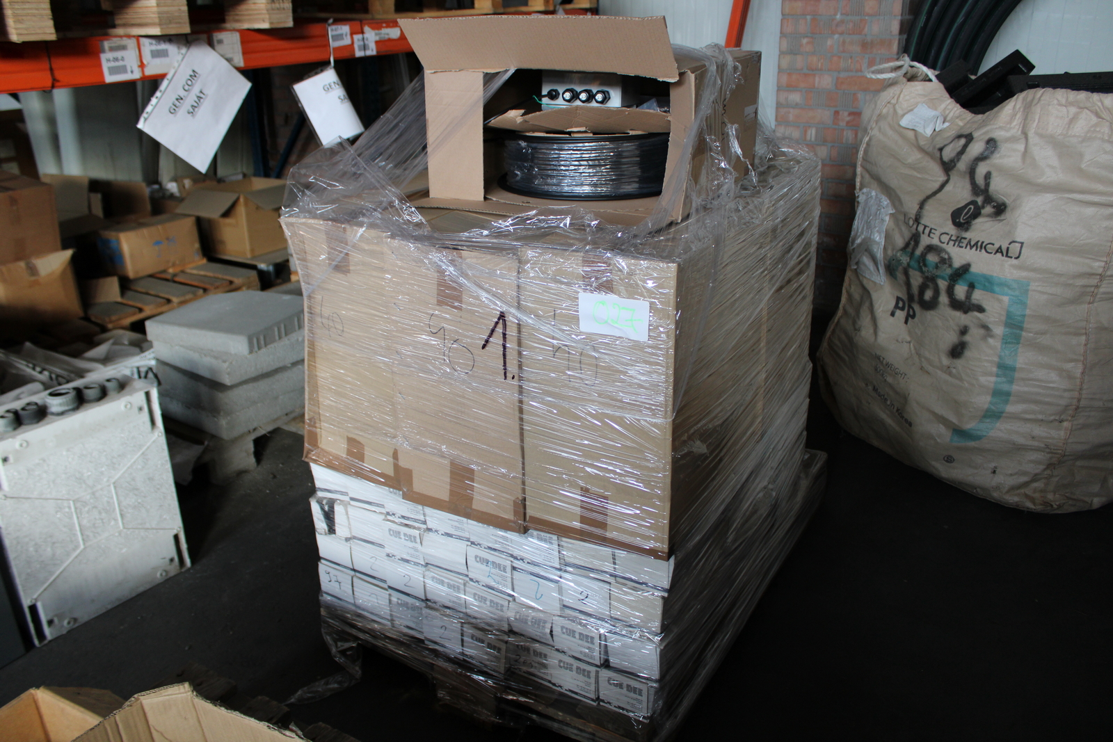 Vegyes kábelek és szerelési anyagok 24