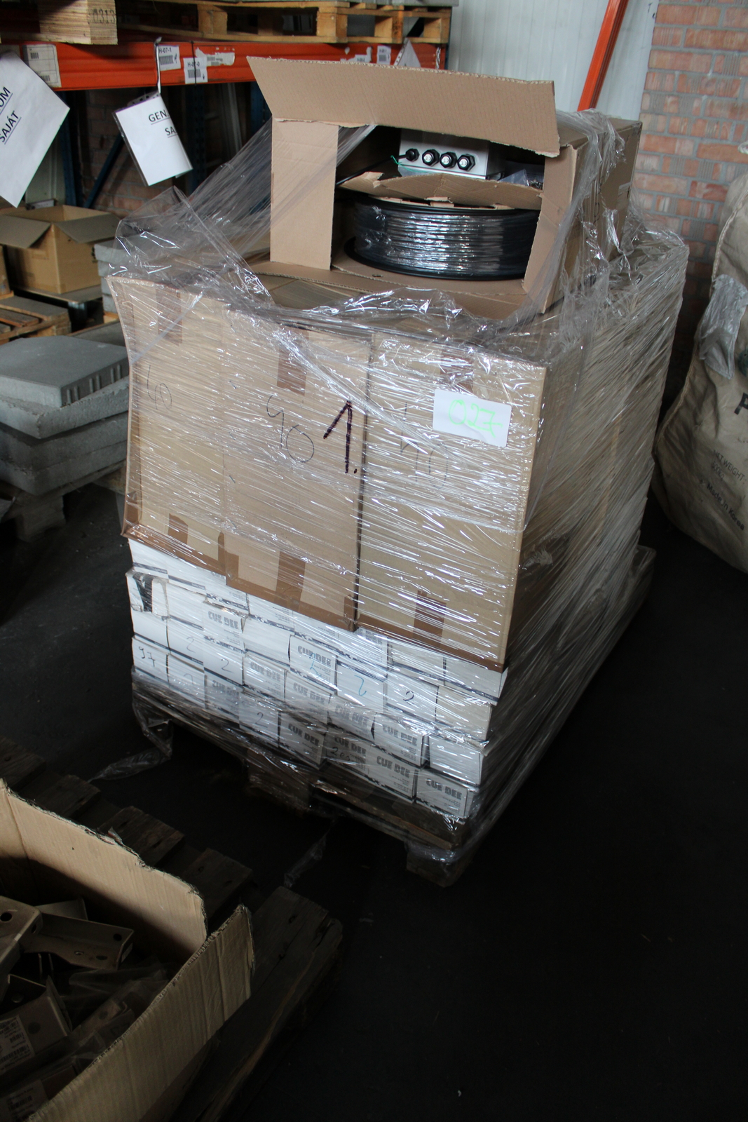 Vegyes kábelek és szerelési anyagok 25