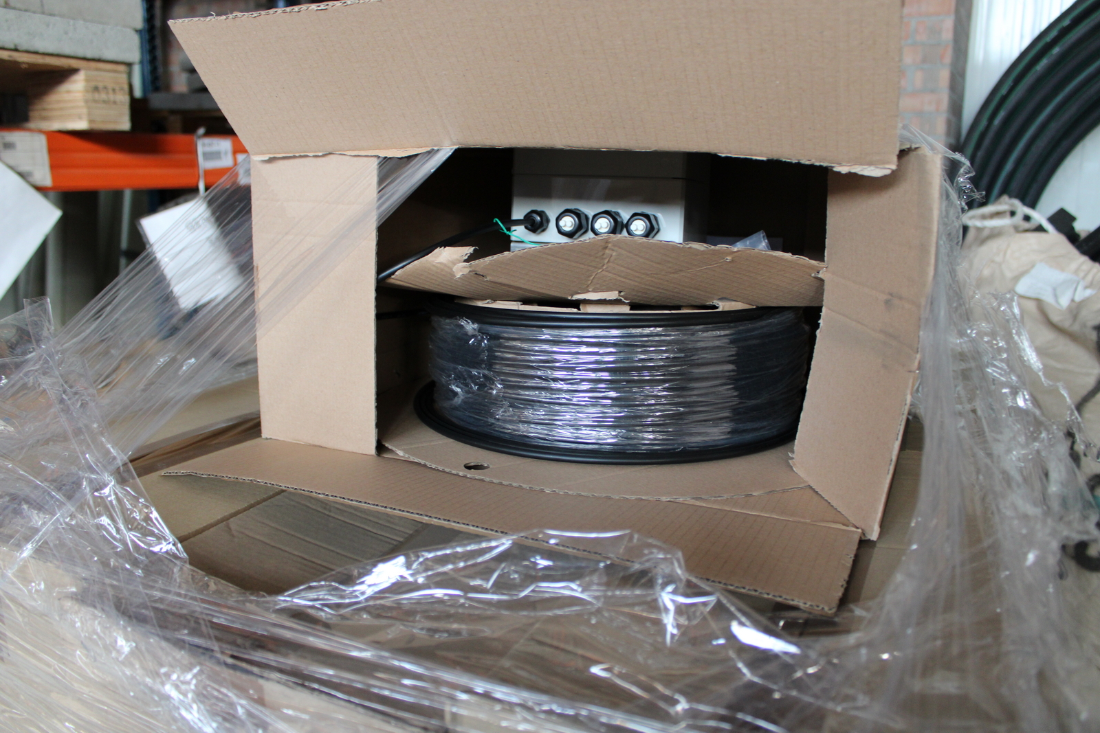 Vegyes kábelek és szerelési anyagok 26