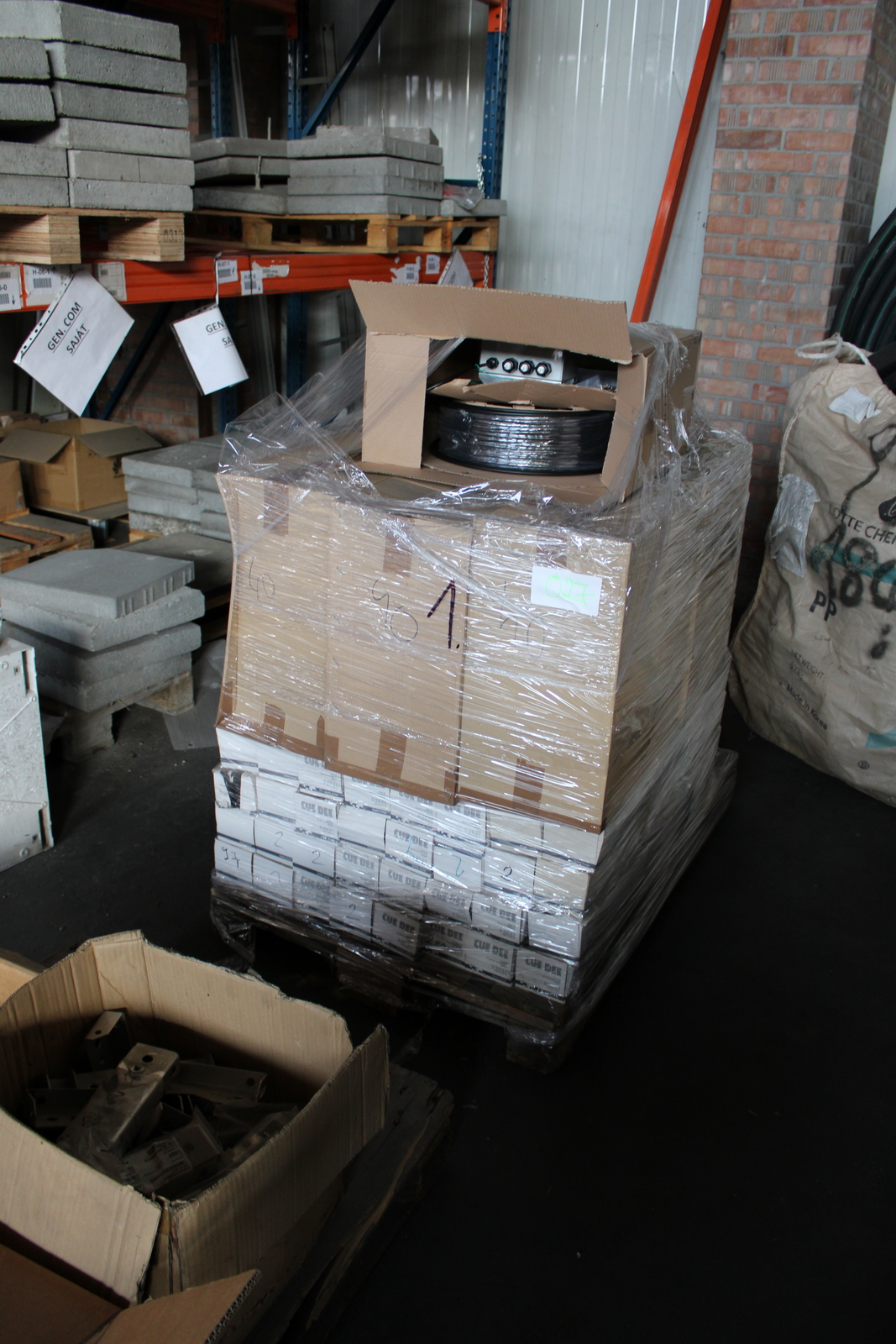 Vegyes kábelek és szerelési anyagok 27