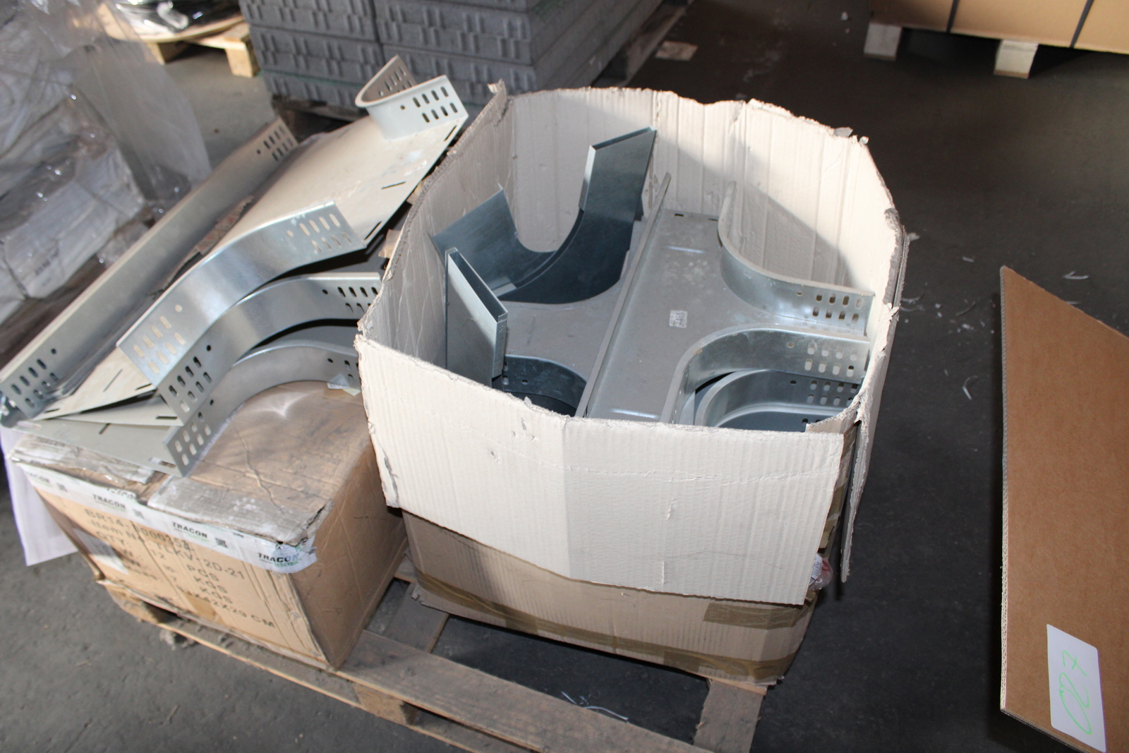 Vegyes kábelek és szerelési anyagok 28