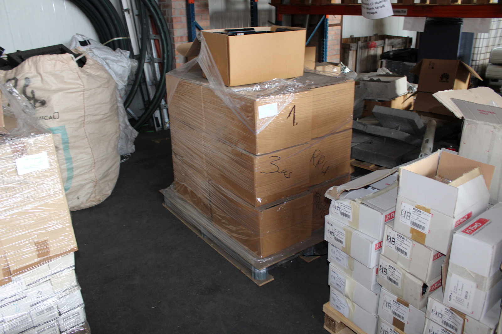 Vegyes kábelek és szerelési anyagok 30