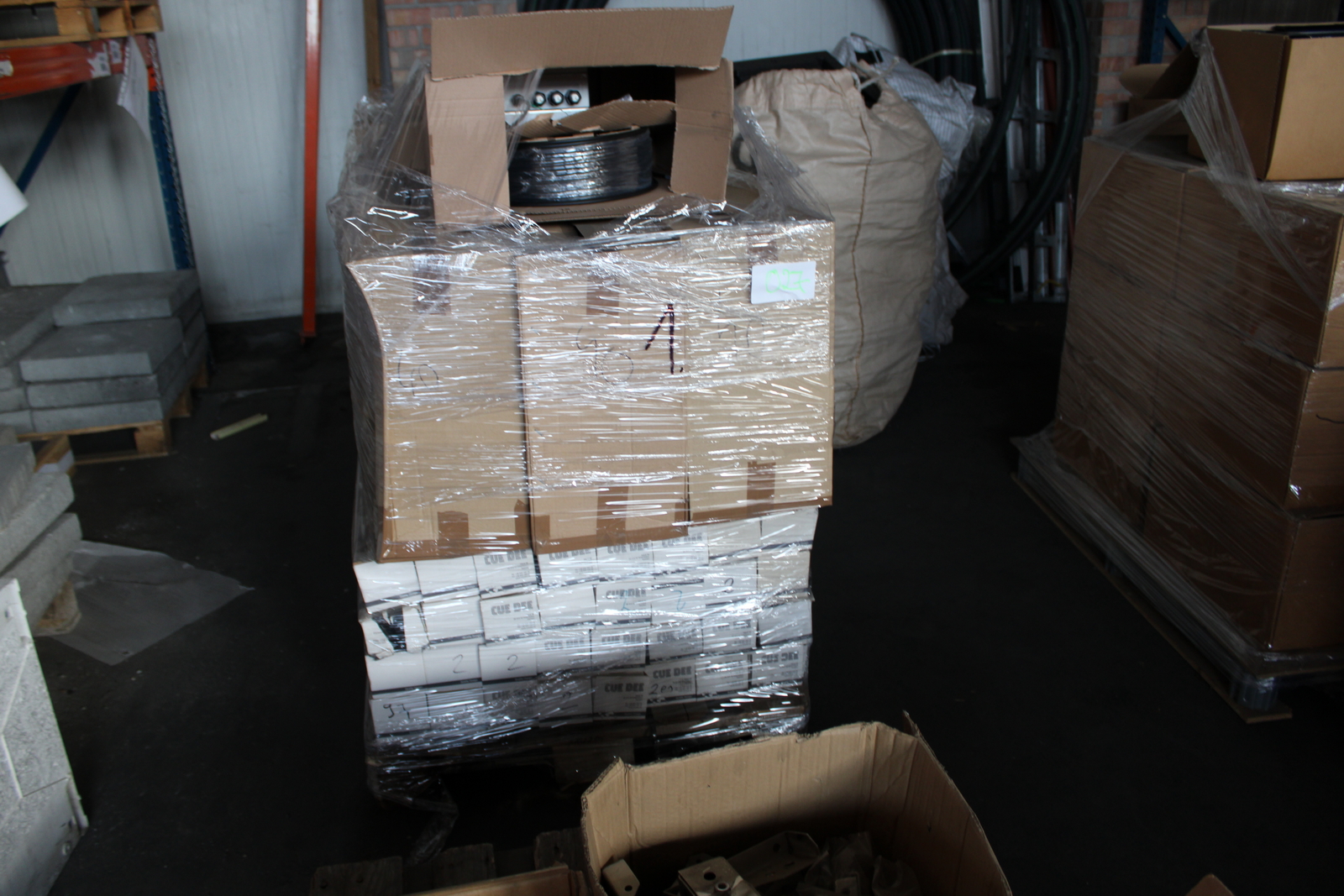 Vegyes kábelek és szerelési anyagok 31