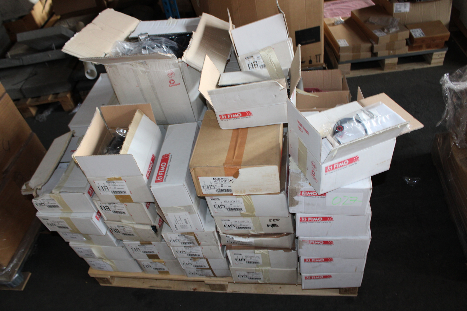 Vegyes kábelek és szerelési anyagok 32