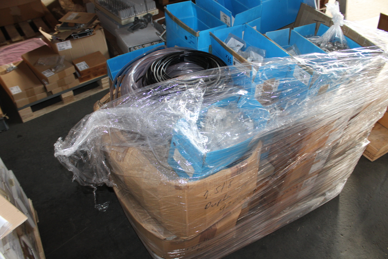 Vegyes kábelek és szerelési anyagok 33