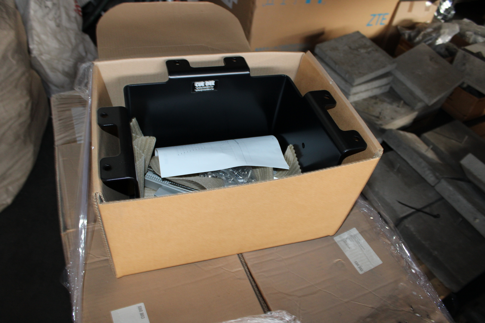 Vegyes kábelek és szerelési anyagok 34