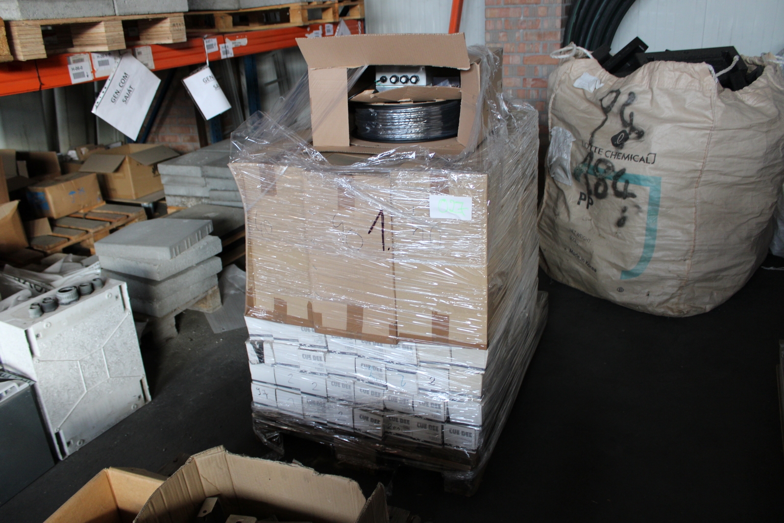 Vegyes kábelek és szerelési anyagok 35