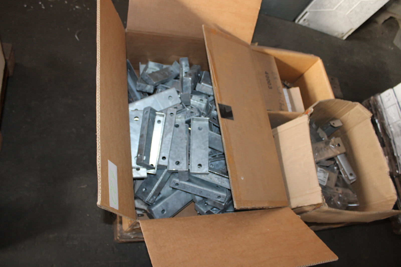 Vegyes kábelek és szerelési anyagok 36