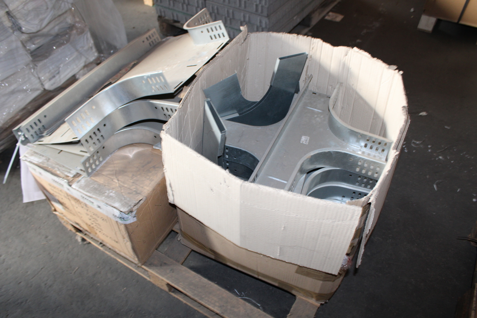 Vegyes kábelek és szerelési anyagok 37