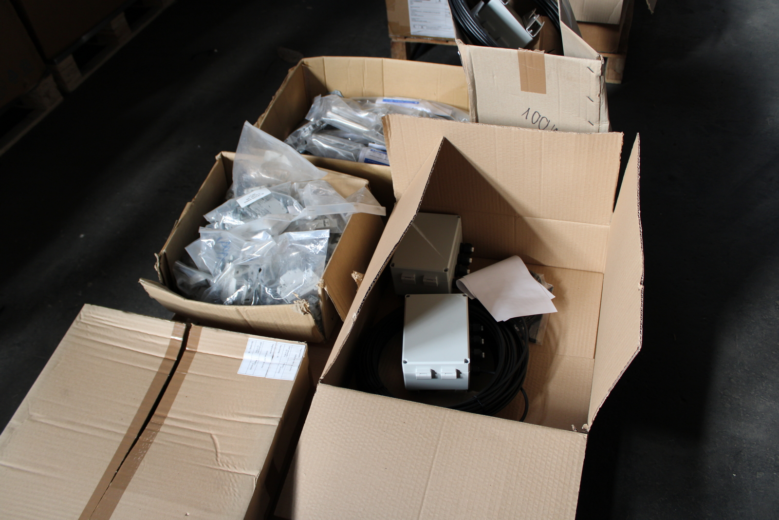 Vegyes kábelek és szerelési anyagok 38