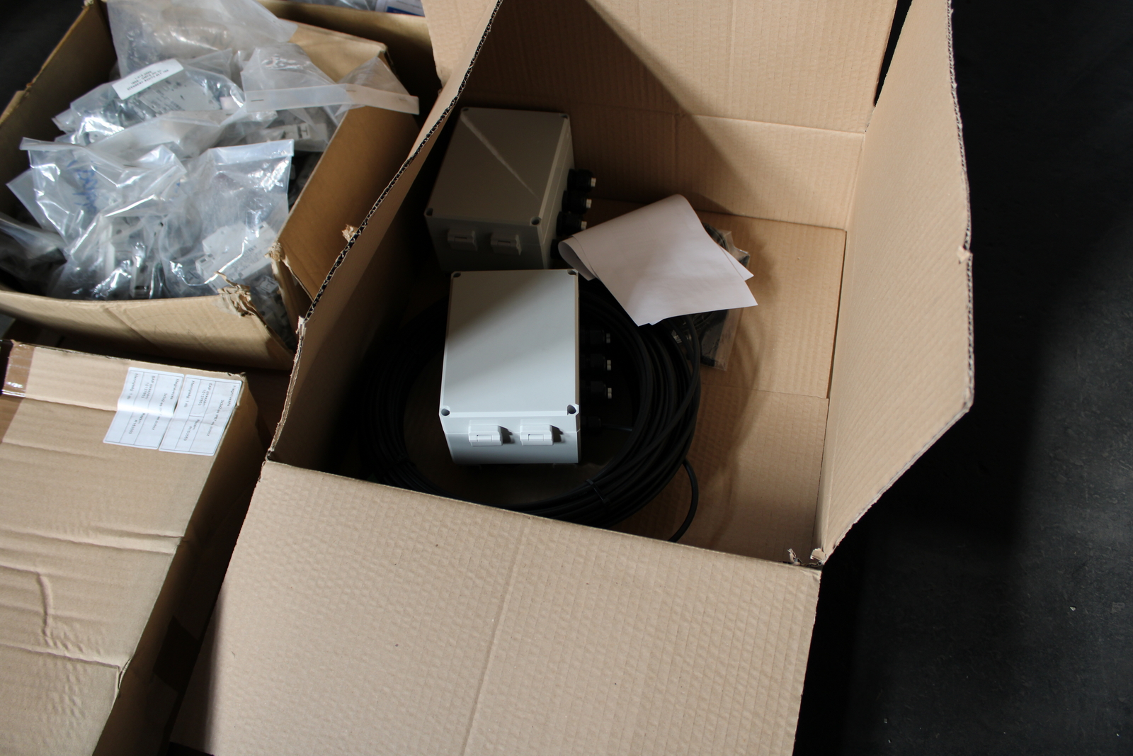 Vegyes kábelek és szerelési anyagok 39