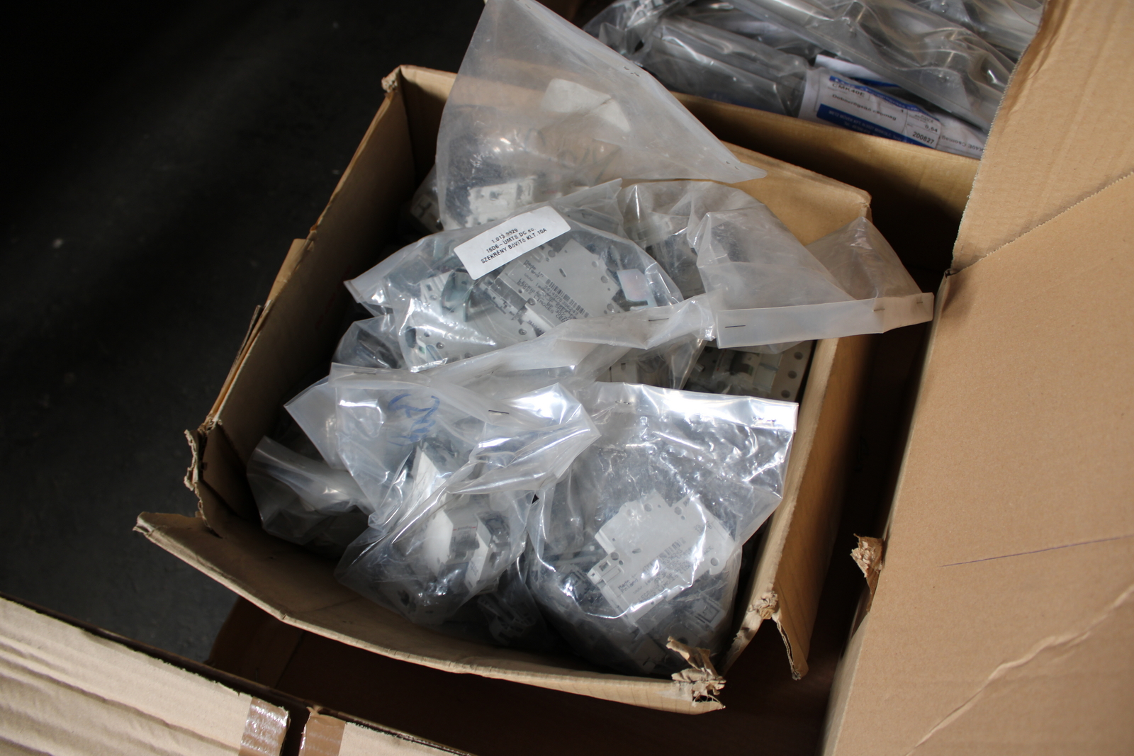 Vegyes kábelek és szerelési anyagok 40