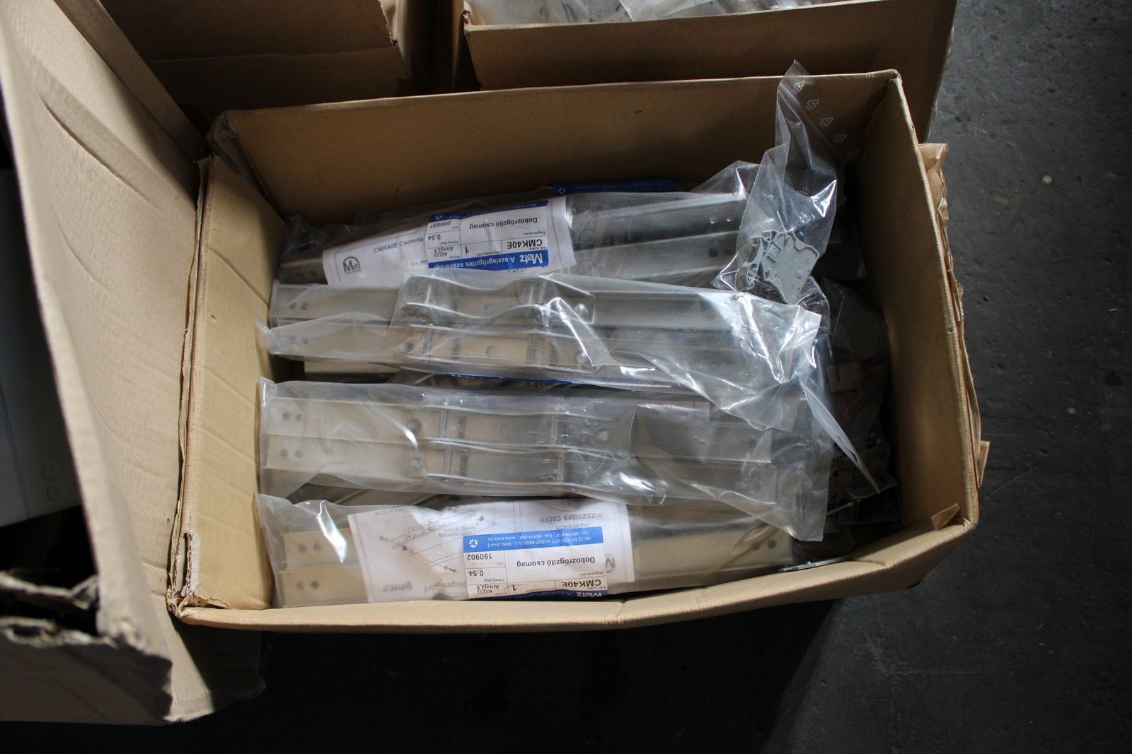 Vegyes kábelek és szerelési anyagok 41