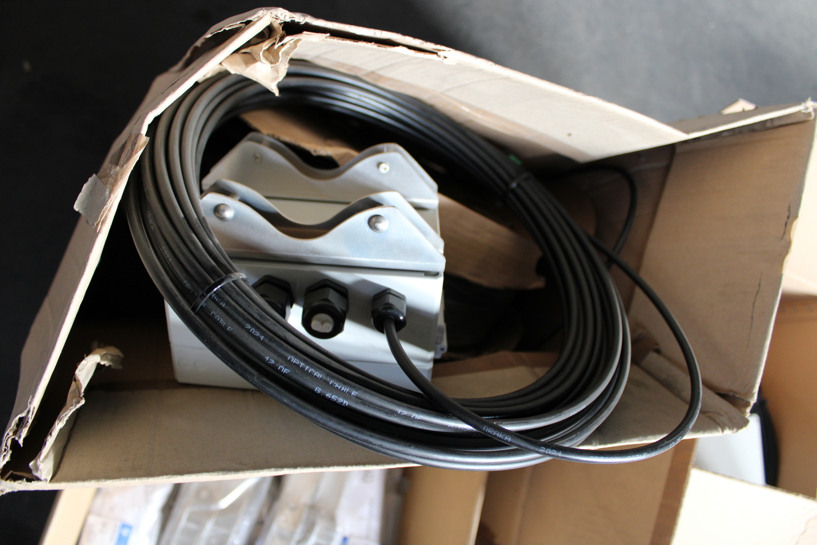 Vegyes kábelek és szerelési anyagok 42