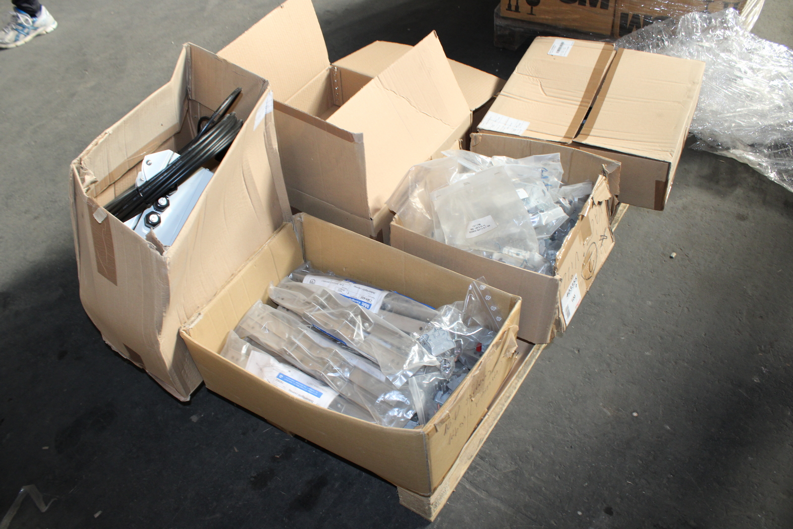 Vegyes kábelek és szerelési anyagok 43