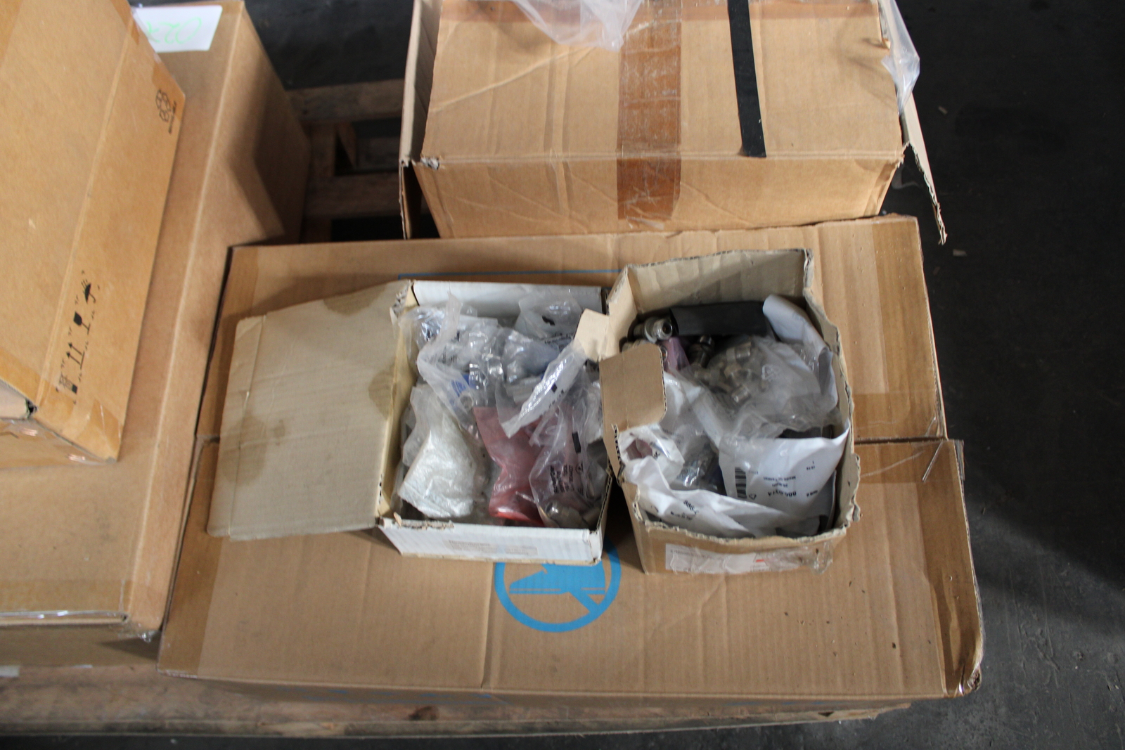 Vegyes kábelek és szerelési anyagok 44