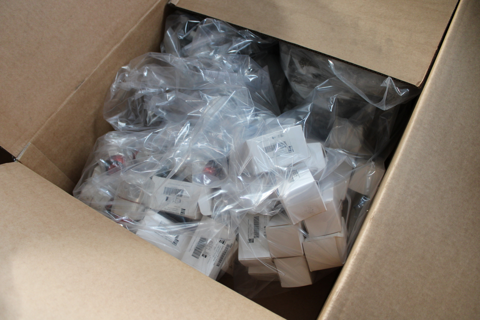 Vegyes kábelek és szerelési anyagok 47