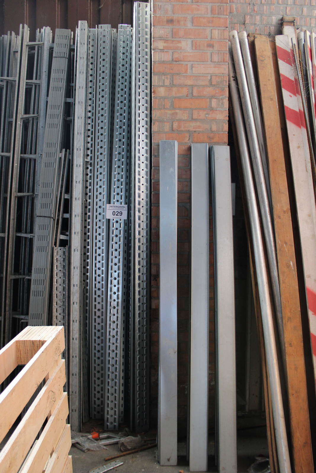 Kábeltálca és kábeltető