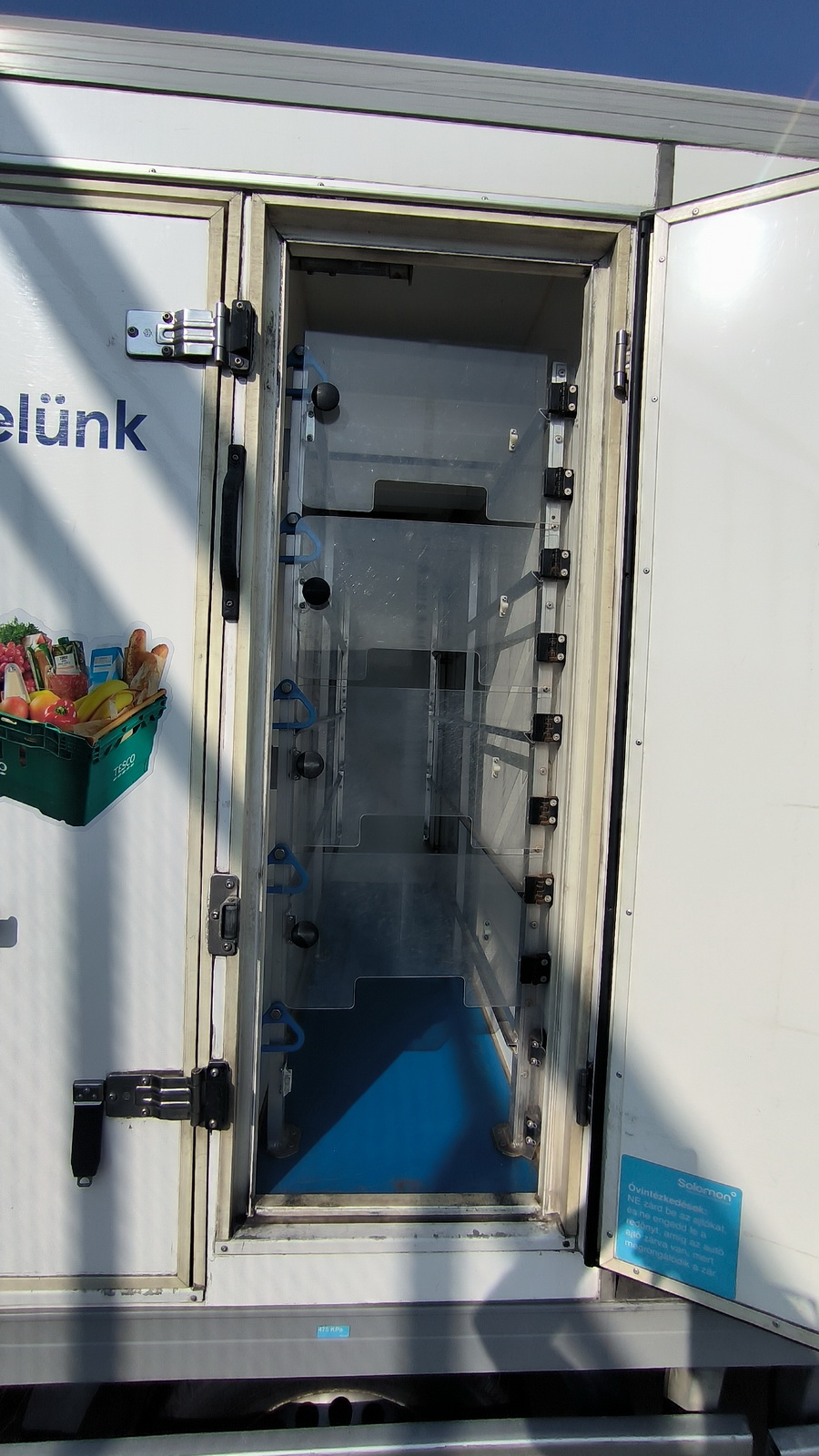 Hűtős kisteherautó 8