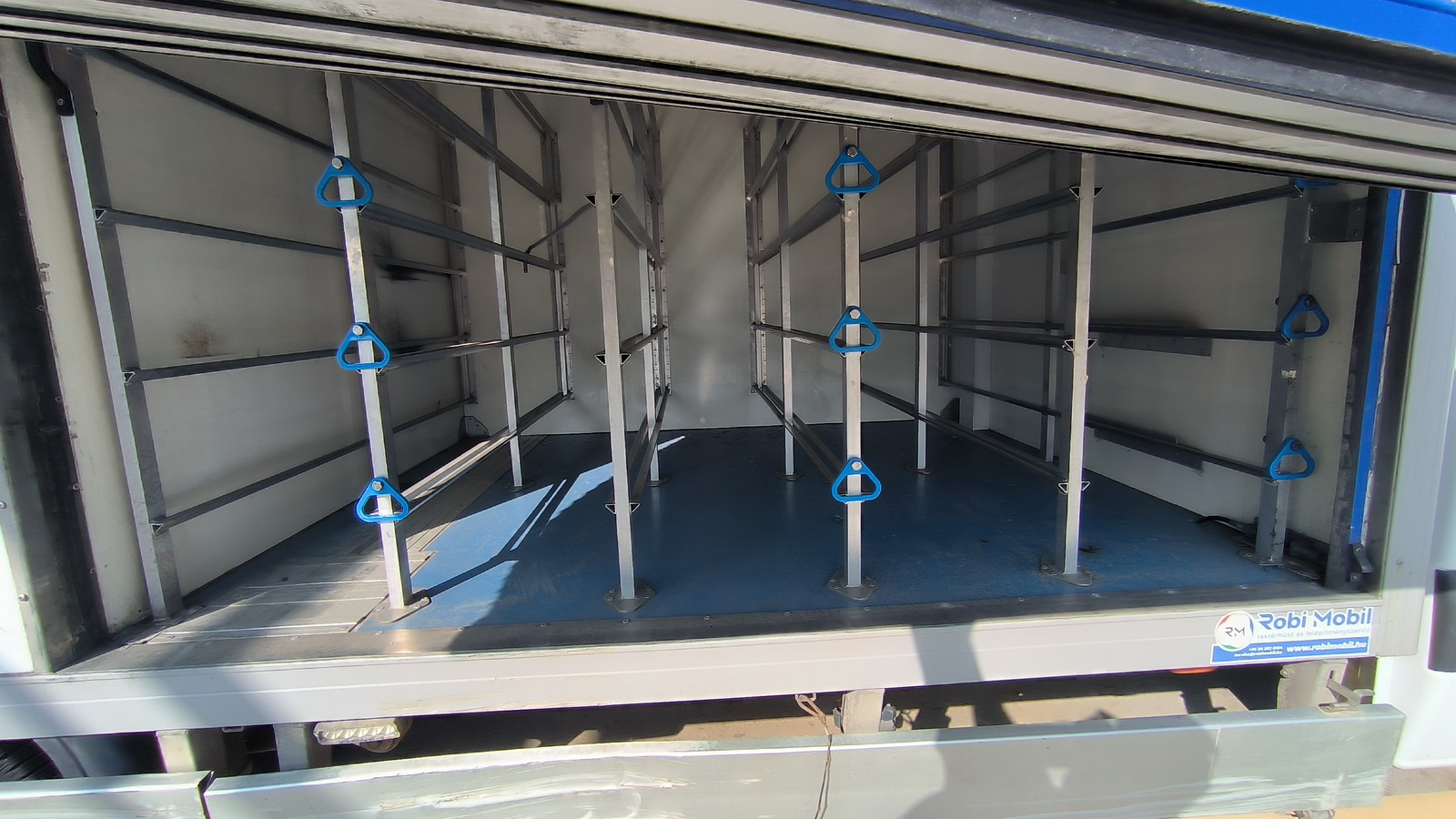 Hűtős kisteherautó 11