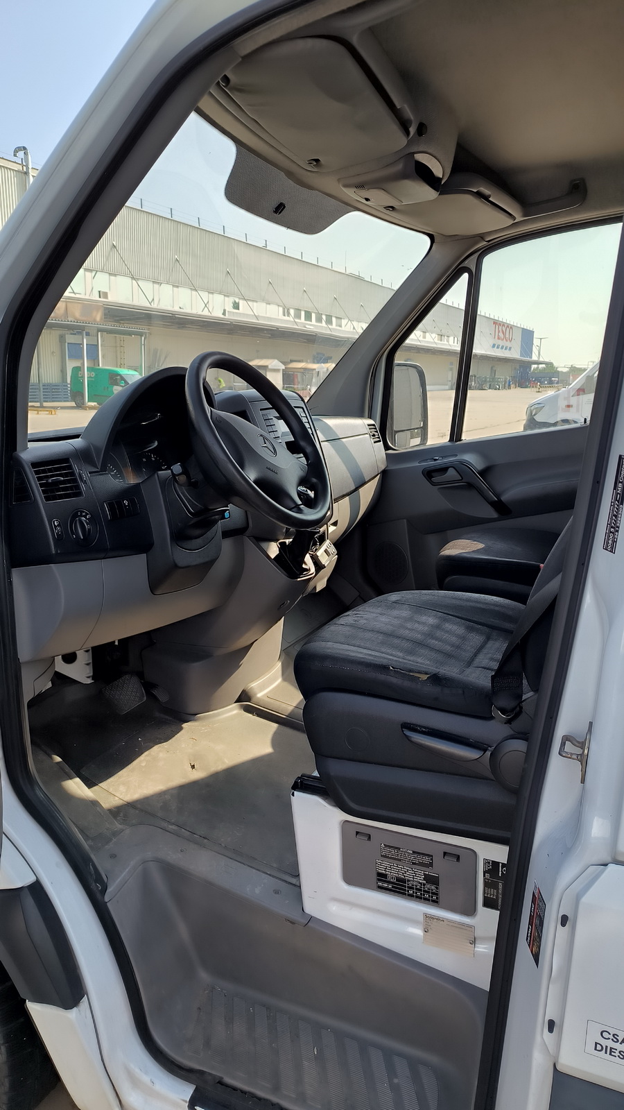 Hűtős kisteherautó 12