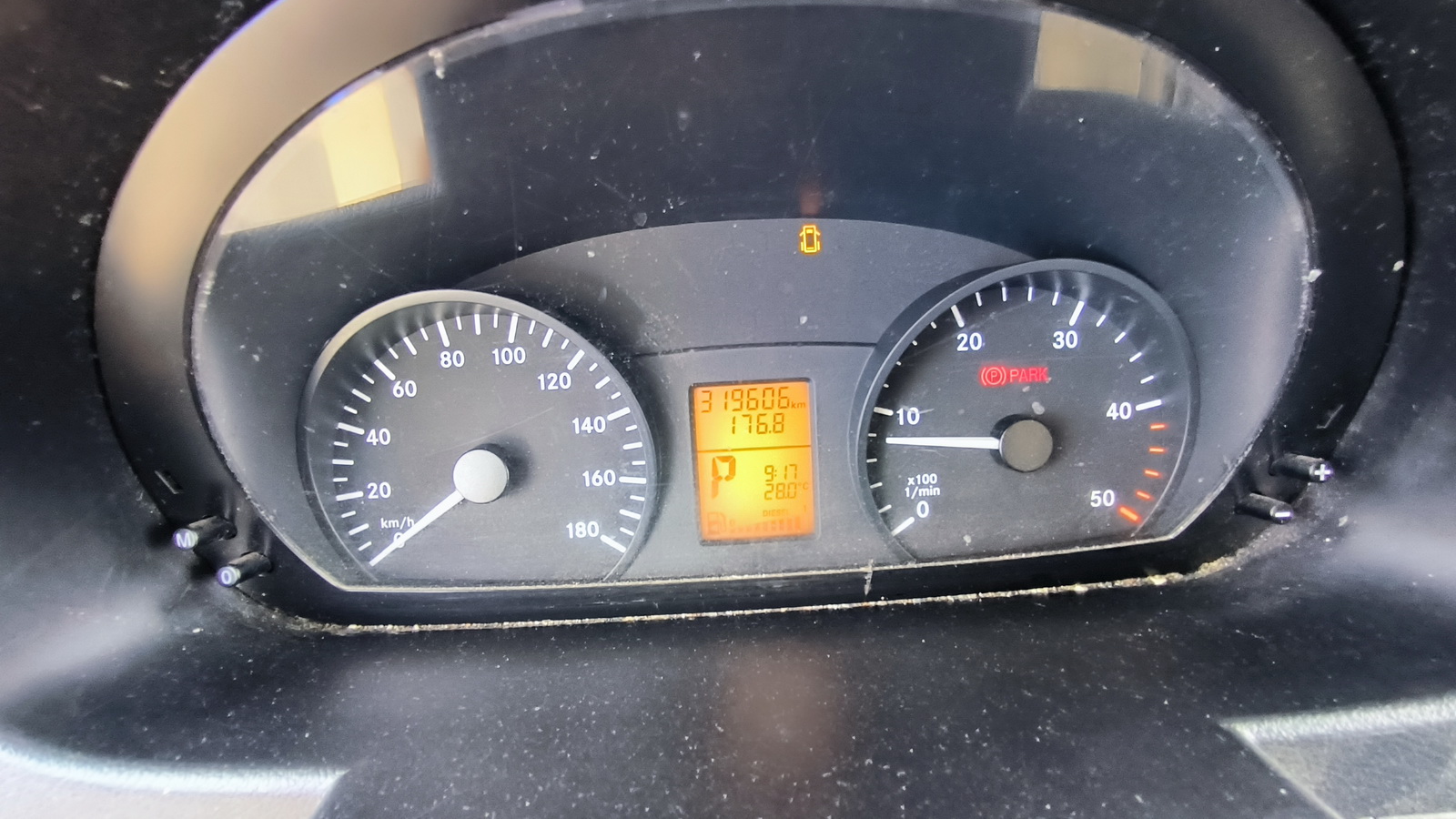 Hűtős kisteherautó 2