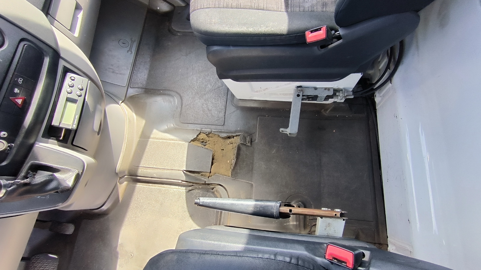 Hűtős kisteherautó 12