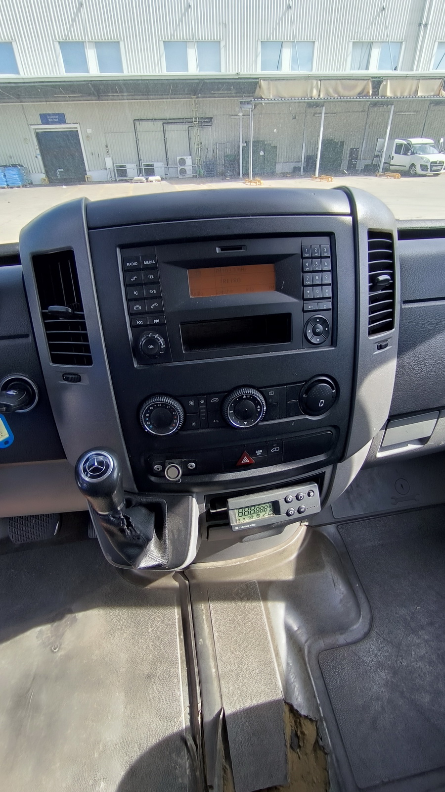 Hűtős kisteherautó 14