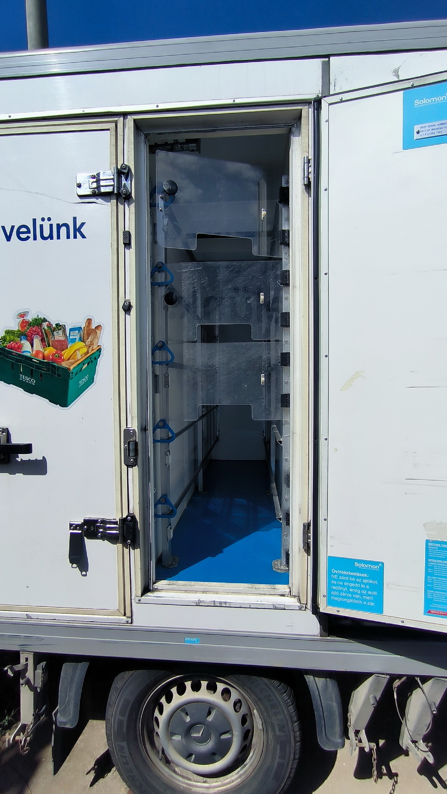 Hűtős kisteherautó 8