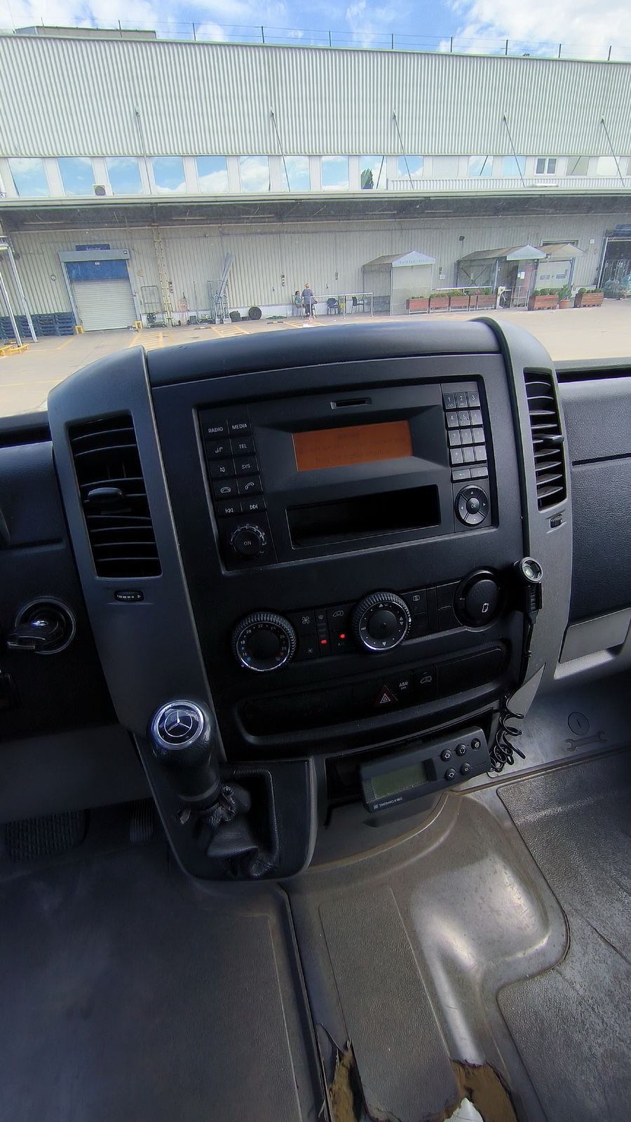 Hűtős kisteherautó 12