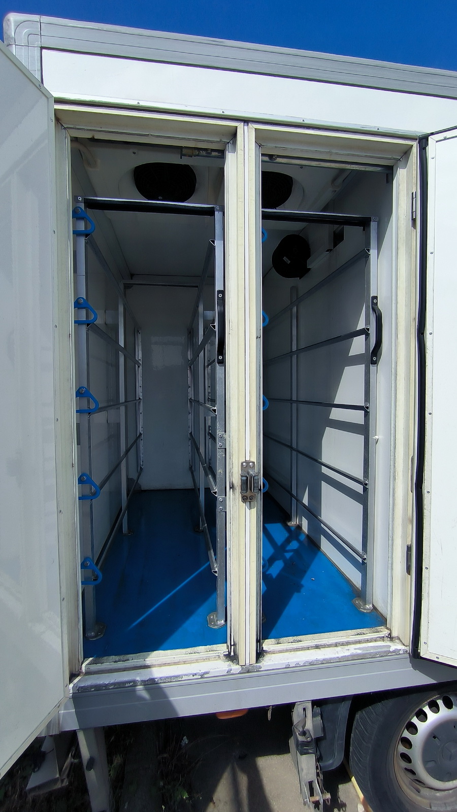 Hűtős kisteherautó 6