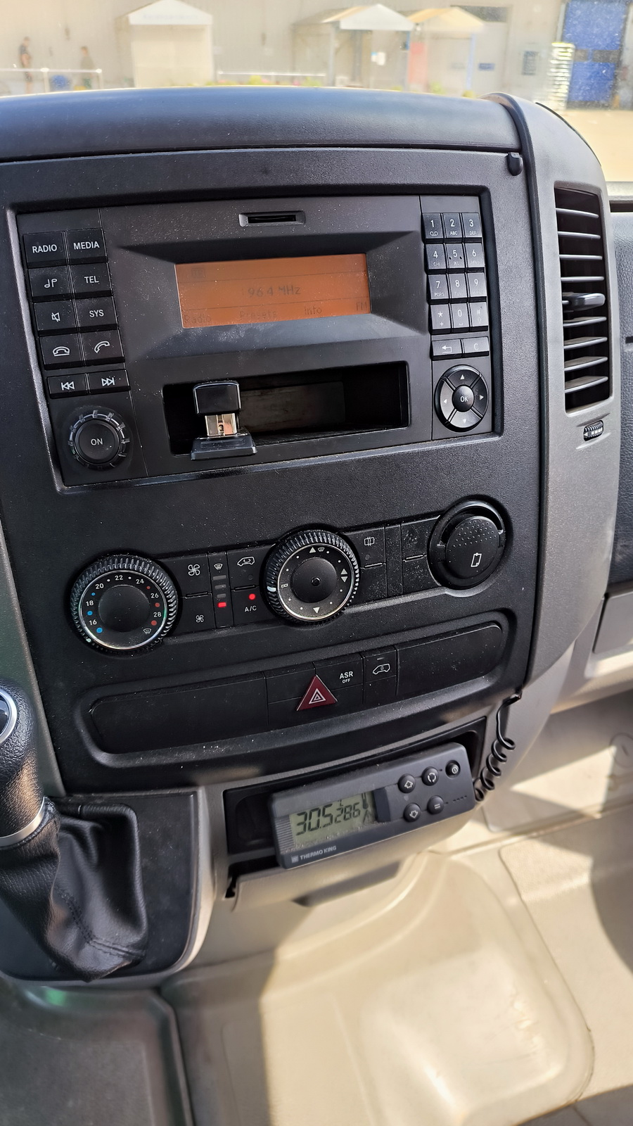 Hűtős kisteherautó 10