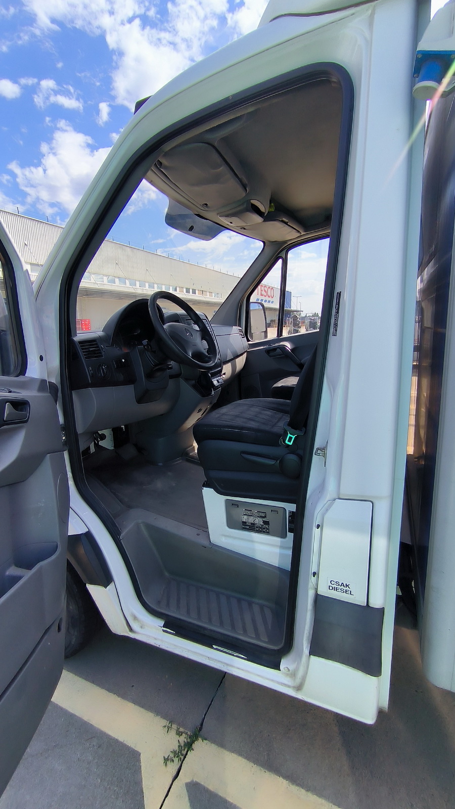 Hűtős kisteherautó 12