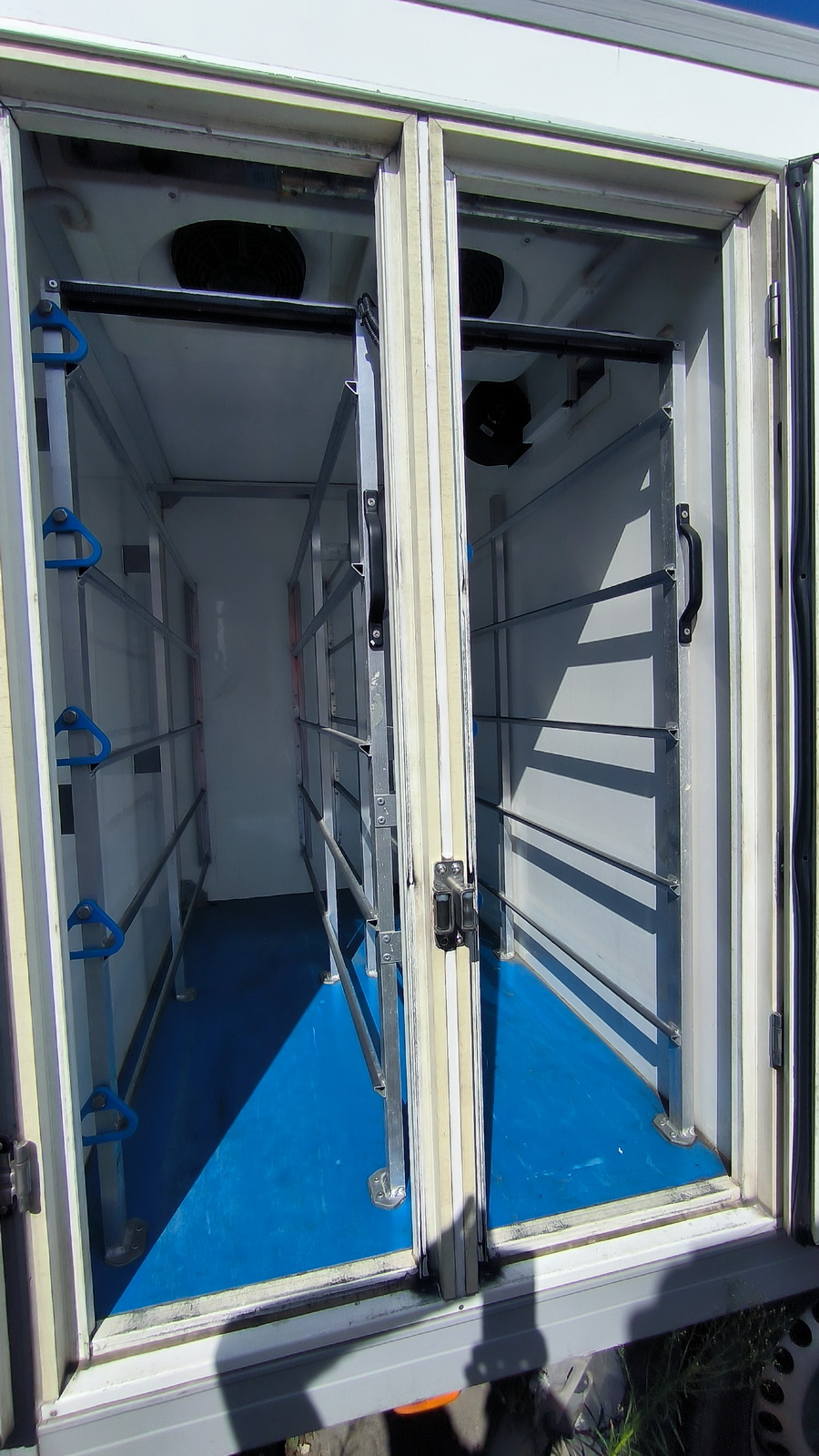 Hűtős kisteherautó 6