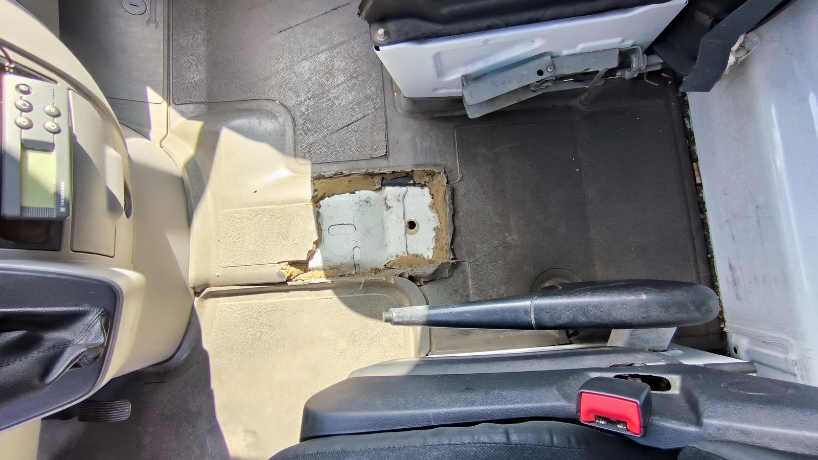 Hűtős kisteherautó 12