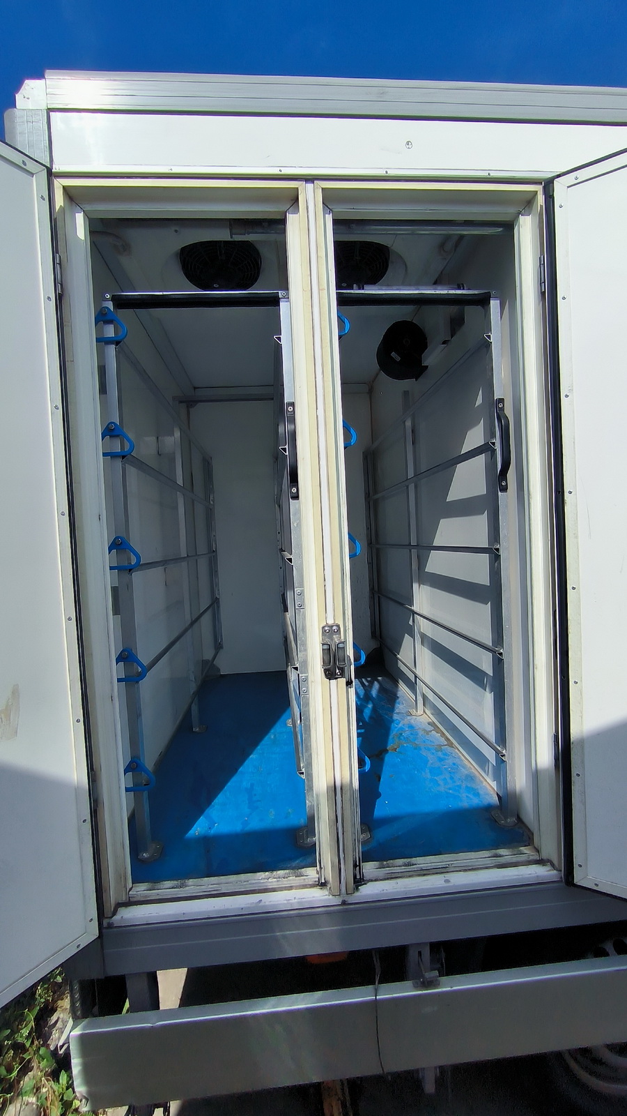 Hűtős kisteherautó 6