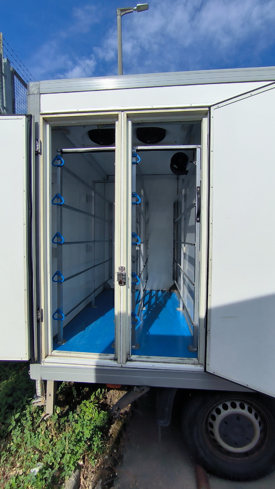 Hűtős kisteherautó 6