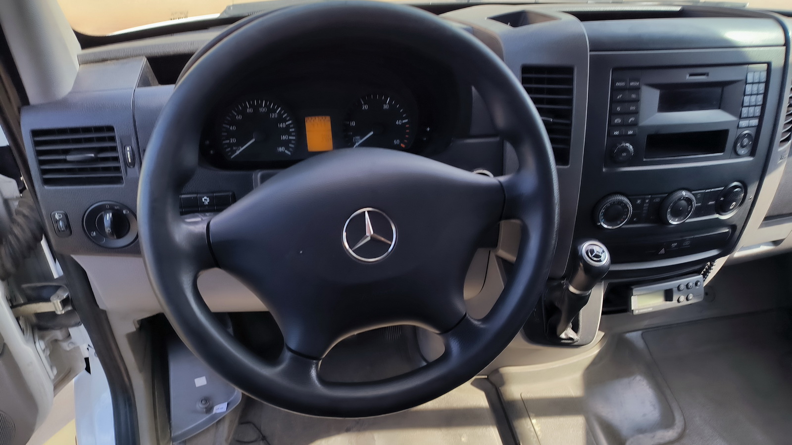 Hűtős kisteherautó 13