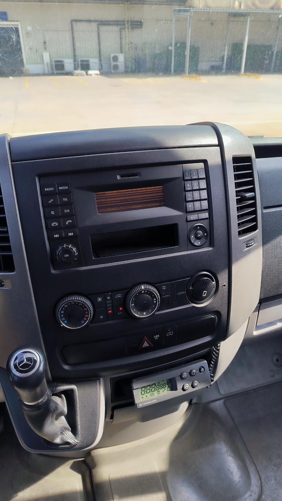 Hűtős kisteherautó 14